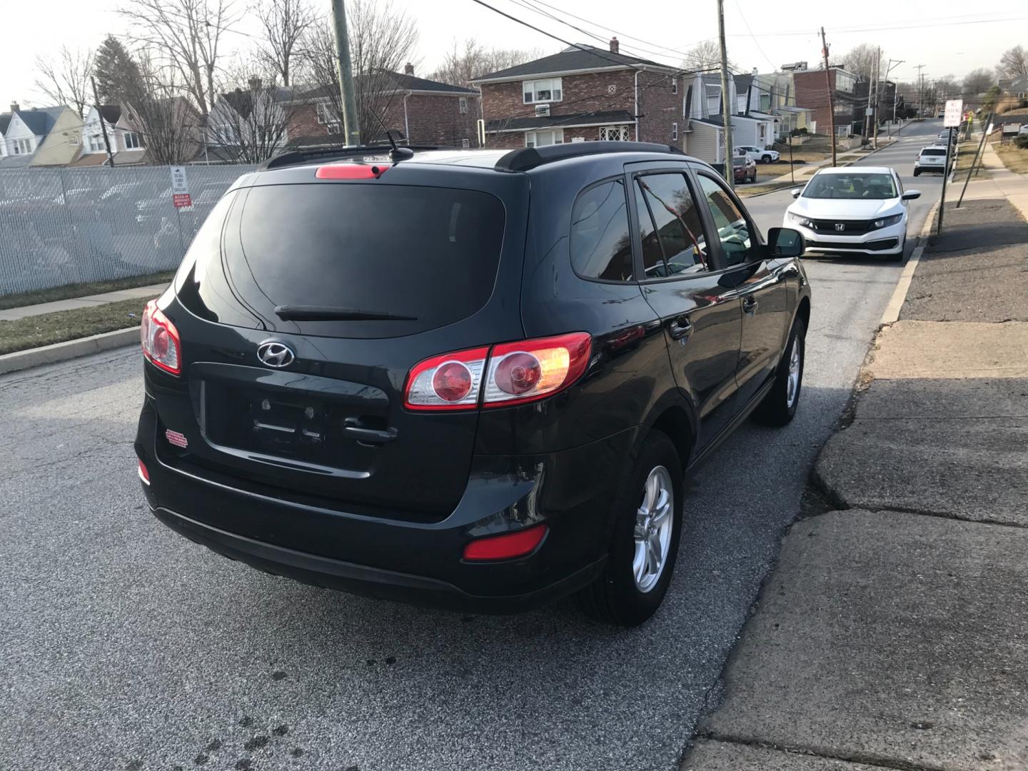 2011 Blue /Gray Hyundai Santa Fe GLS (5XYZGDAB5BG) with an 2.4 V4 engine, Automatic transmission, located at 577 Chester Pike, Prospect Park, PA, 19076, (610) 237-1015, 39.886154, -75.302338 - Photo#4